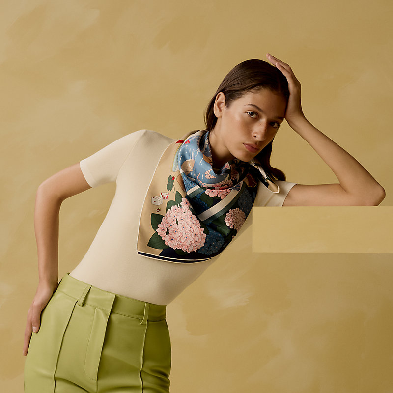 HERMES スカーフ カレ90 DANS LES ESPRITS シルク HERMES スカーフ カレ90 DANS LES ESPRITS シルク 21 良品 HERMES